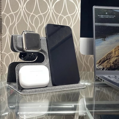 場所を取らない!持ち運びラクラク!3種デバイスを同時に充電できる折り畳み充電器!