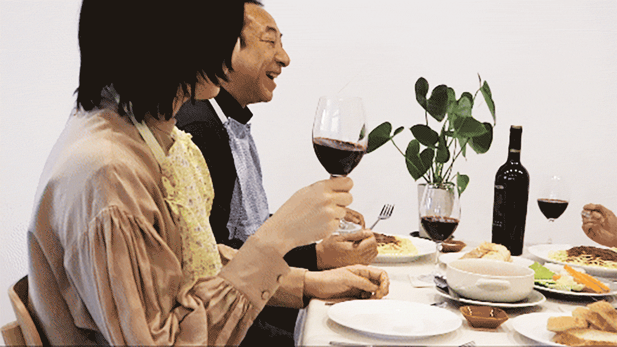 いつものハンカチがエプロンに早変わり。 食事中の食べこぼしからお洋服を守ります!