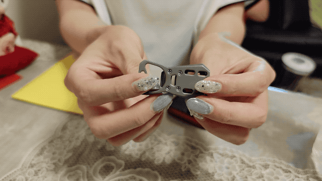 わずか13g！軽い力で缶を開けられるチタン製プルタブオープナー